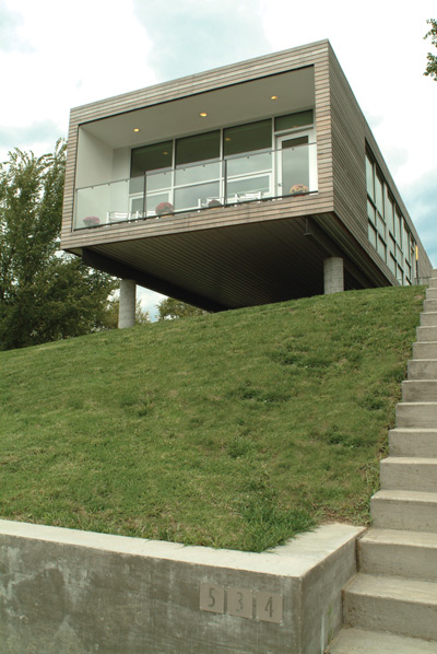 Set upon a hill in Kansas City’s historic Strawberry Hill neighborhood, this modern home makes nice with its more traditional neighbors.